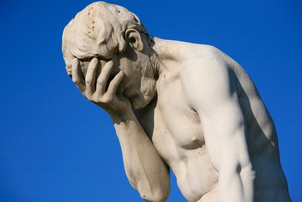File:Paris Tuileries Garden Facepalm statue.jpg - Wikimedia Commons
